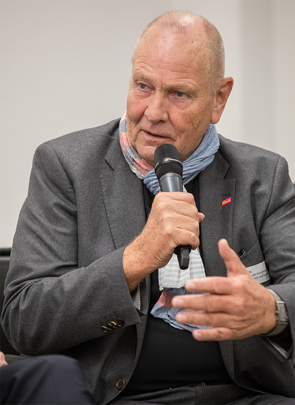 Porträt: Günter Garbrecht (SPD) mit einem Mikrofon (Achim Pohl)