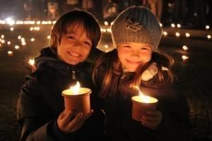 Zwei Kinder mit Kerzen in der Hand