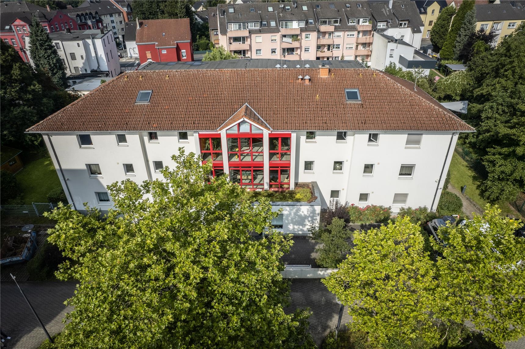 Luftaufnahme des wießen, modernen Gebäudes der besonderen Wohnform Hedwig Dransfeld 