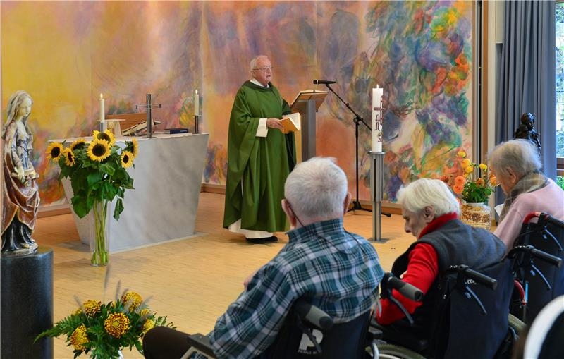 Ein Priester hält in der Kapelle einen Gottesdienst ab. 