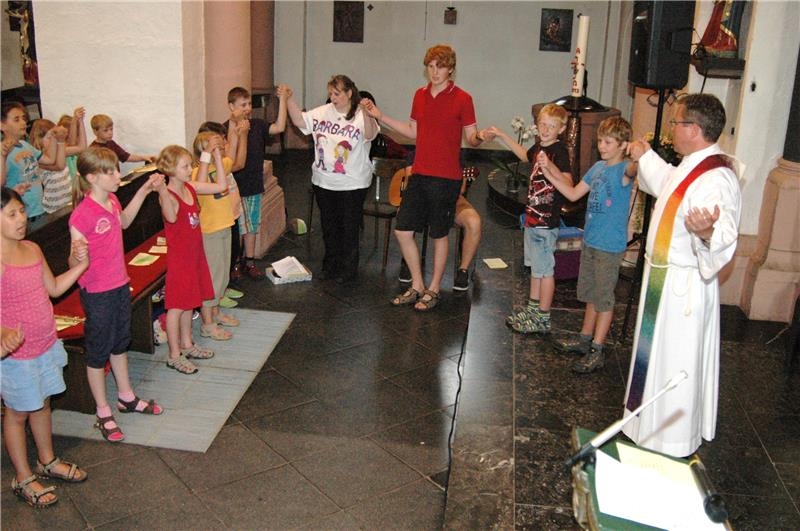 Kinder und Betreuer beim Gottesdienst (Caritas)