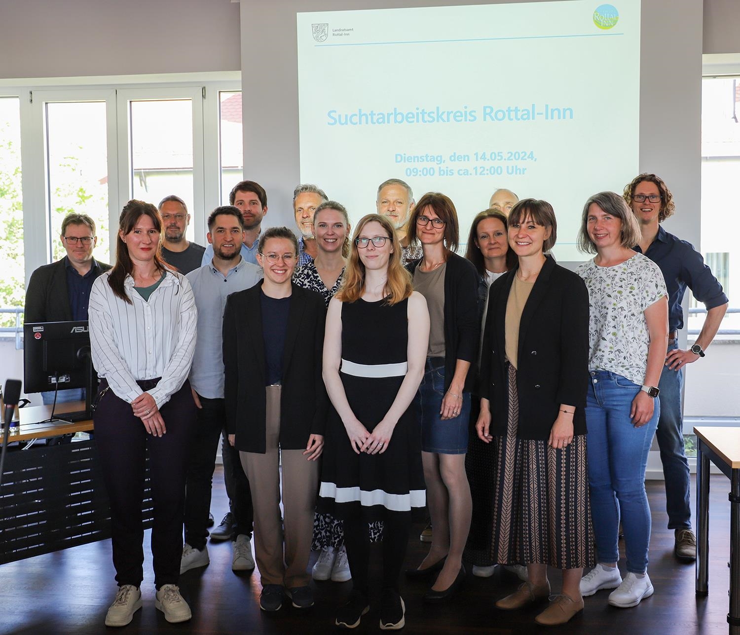 Sechzehn Akteure fanden sich zum diesmaligen Treffen Suchtarbeitskreis im Landratsamt Rottal-Inn ein. (Quelle: Landratsamt Rottal-Inn) 