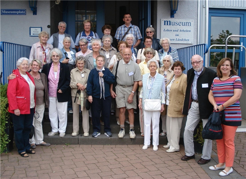 Gruppenbild: Senioren vor einem Museum