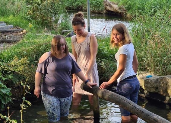 Drei junge Frauen beim Wassertreten in der Kneippanlage Wielenbach 