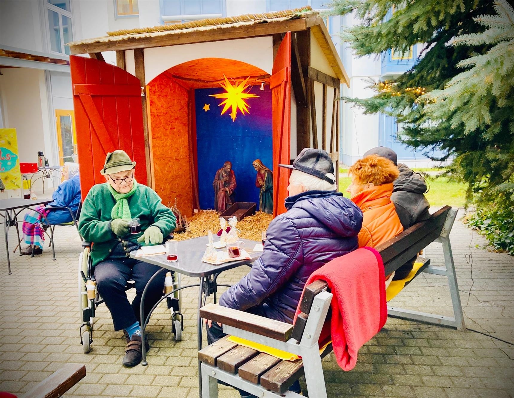 Bewohner_innen sitzen vor der Stallgrippe (© APZ Carolinenstift Erfurt)