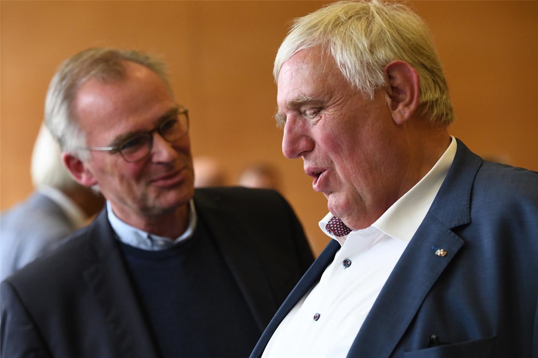 Dr. Christian Schmitt, Direktor der Caritas für das Bistum Münster (l.) und Nordrhein-Westfalens Sozialminister Karl-Josef Laumann 