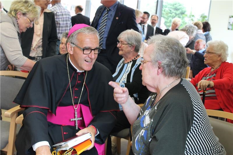Weihbischof Dr. Bündgens im Gespräch mit einem Tagespflegegast (Lehwald / Caritas)
