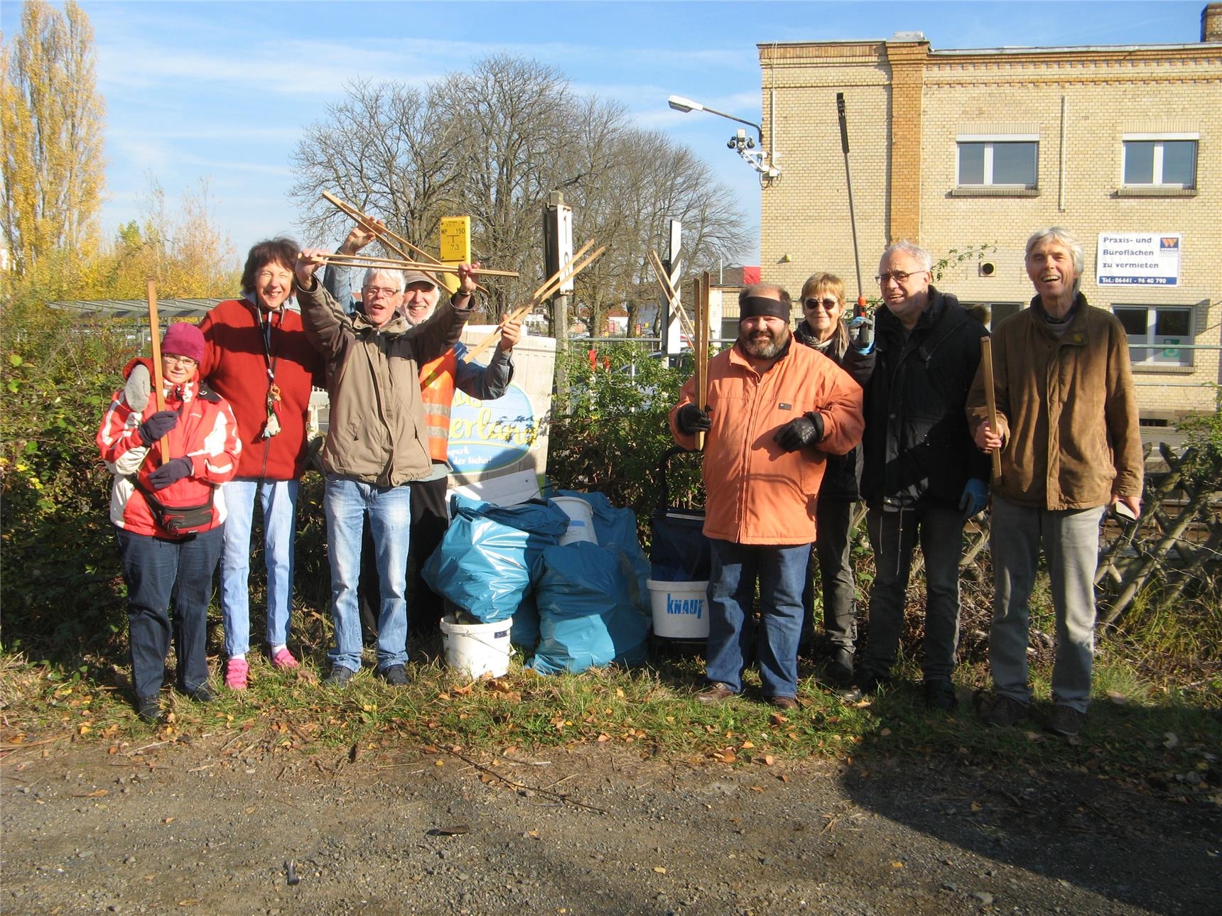 Menschengruppe mit Müllbeuteln und Greifzangen (Quelle: Caritasverband Gießen)