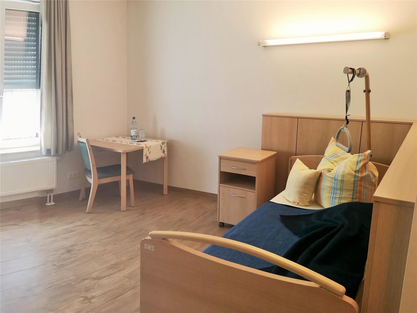 Zimmer mit Pflegebett (Norbert Bittner / Caritas)