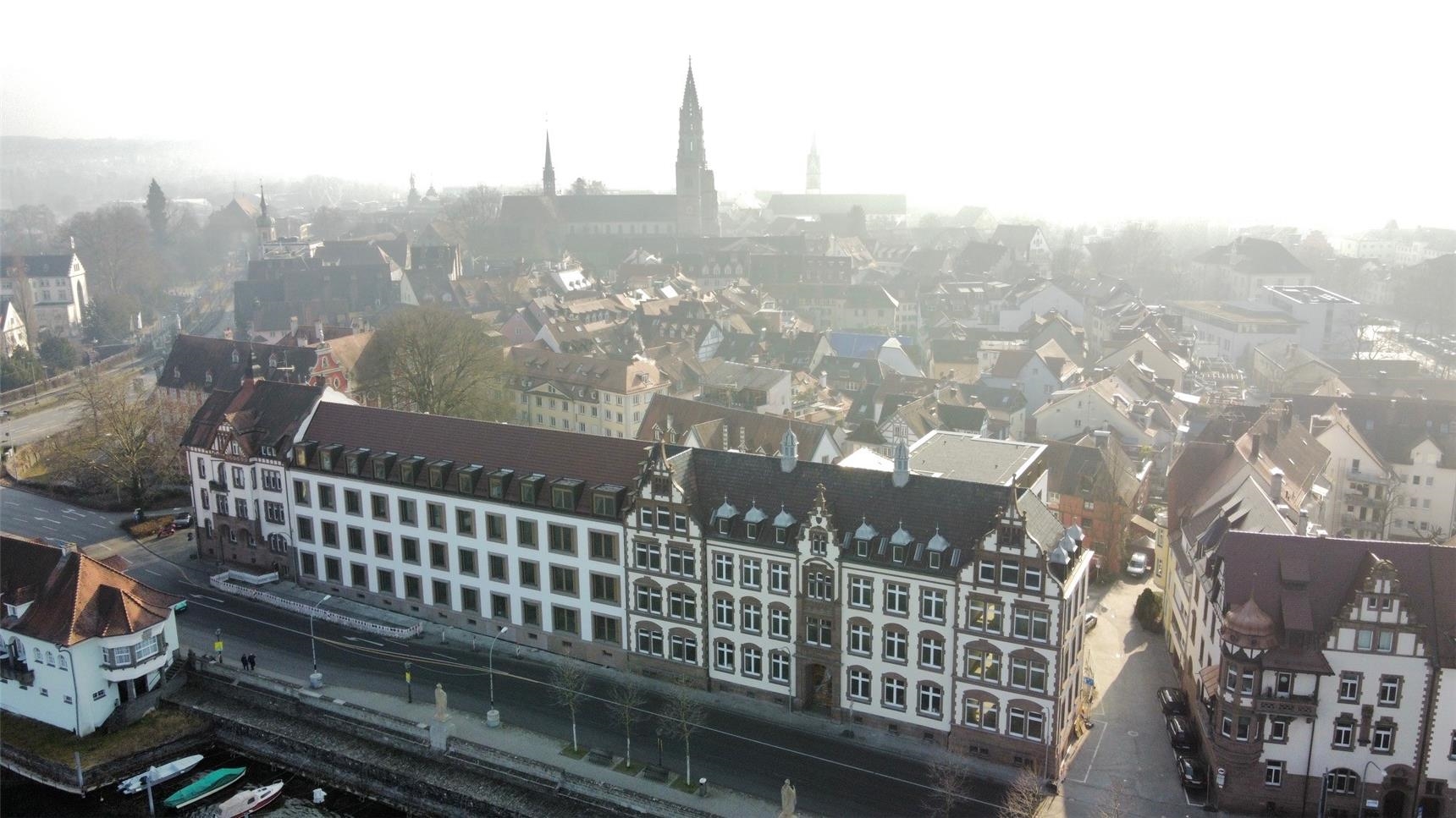 Luftbild des Gebäudes mit Blick aufs Münster (Caritas-Altenhilfe für die Region Konstanz)