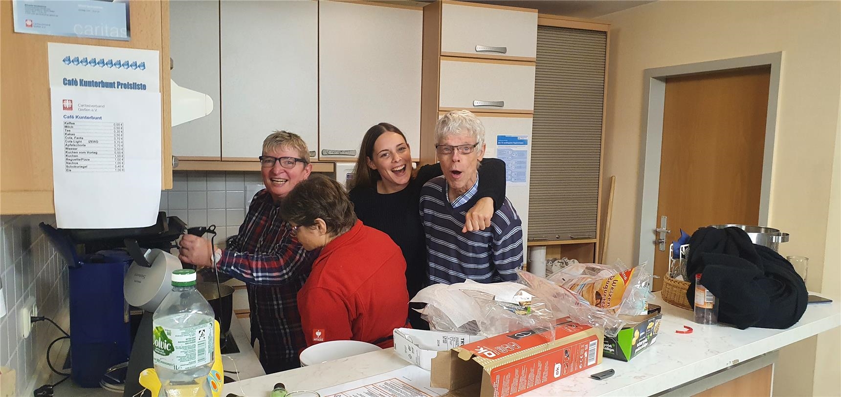 Lachende Menschen in einer Küche (Quelle: Caritasverband Gießen)
