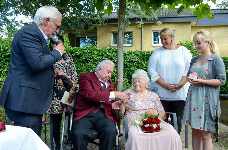 Hildegard Giers und Anton Klier feierten Hochzeit im Garten des Caritaszentrums Holt und ließen ihre Lebensgemeinschaft von Gemeindereferent Christoph Habrich segnen.