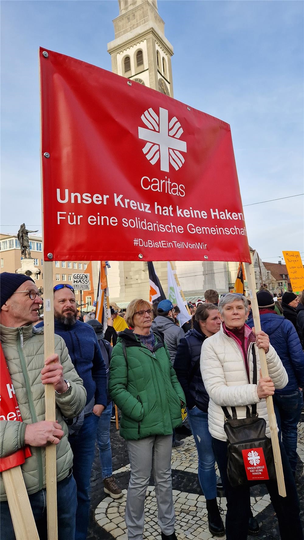 Caritas-Mitarbeiter*innen demonstratierten mit dem Banner Uner Kreuz hat keine Haken (Bernhard Gattner)