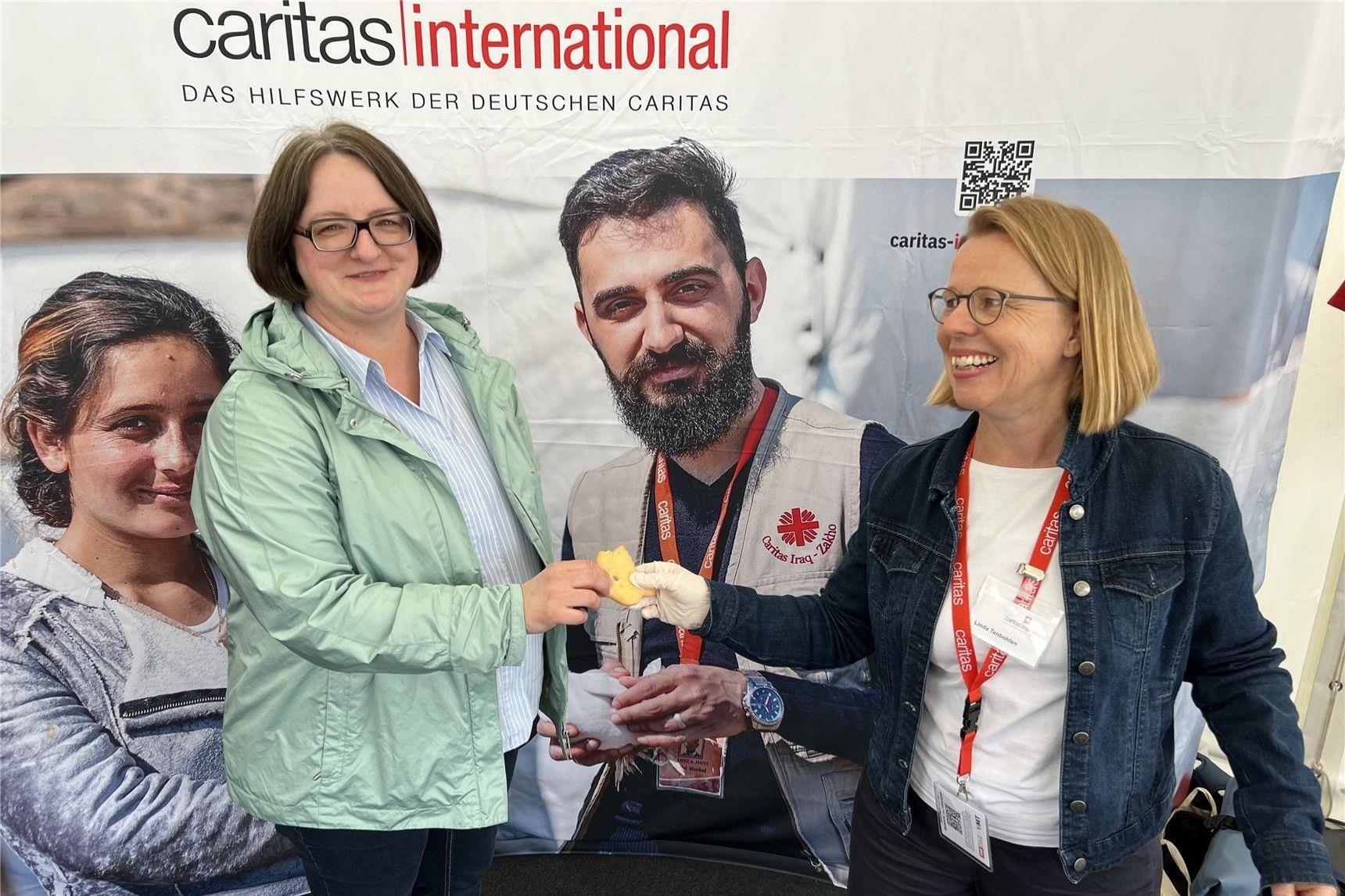 Diözesan-Caritasdirektorin Monika Funk am Stand von Caritas international 