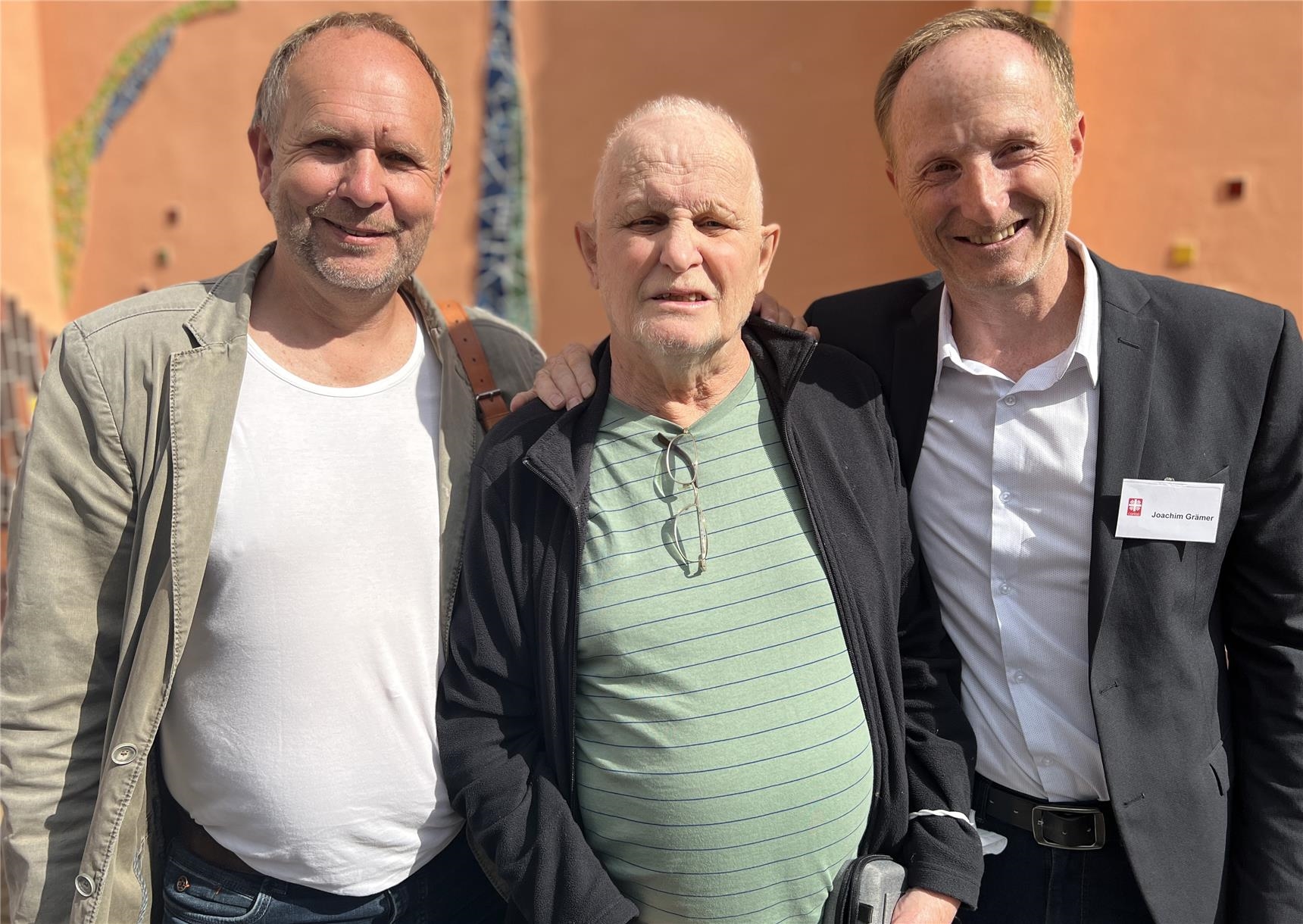 Joachim Grämer, Harry Fenzl und Jürgen Malyssek lachen gemeinsam in die Kamera. (Caritasverband Westerwald-Rhein-Lahn e.V. / Holger Pöritzsch)