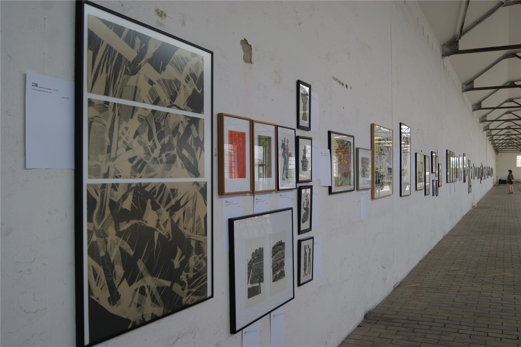 Blick auf die ausgestellten Werke in der Halle (Jutta Link)