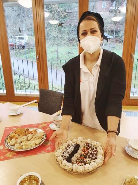 ehrenamtliche Mitarbeiterin Farah Alibrahimi bereitete irakische Köstlichkeiten zu (© APZ Elisabethenruhe Eisenach)