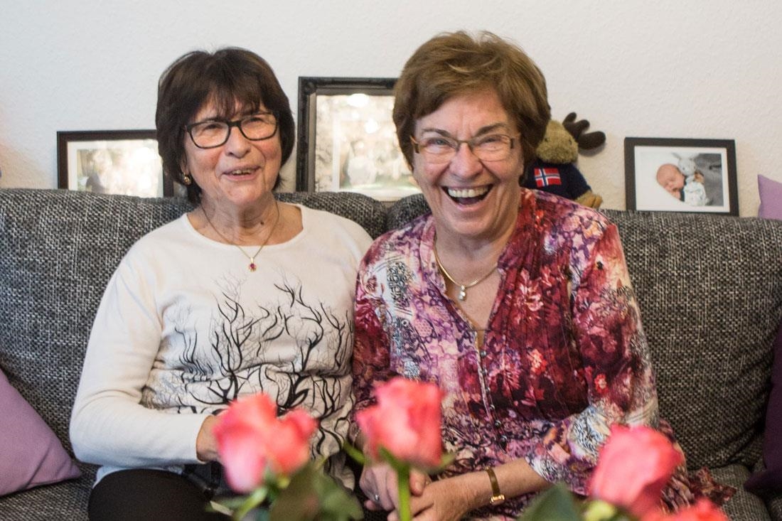 Zwei Seniorinnen auf der Couch (Foto: Walter Wetzler)