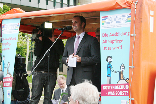 Redner bei einer Kundgebung bezüglich einer kostendeckenden Finanzierung der Altenpflegeausbildung vor dem Düsseldorfer Landtag am 12.05.2014 (Markus Lahrmann)