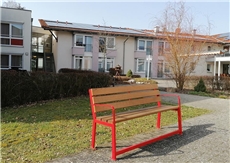 Wir sehen eine leere Sitzbank im Außenbereich des Seniorenpflegeheimes. / St. Bonifatius Stadtallendorf