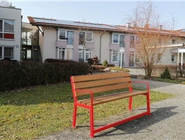 Wir sehen eine leere Sitzbank im Außenbereich des Seniorenpflegeheimes. / St. Bonifatius Stadtallendorf