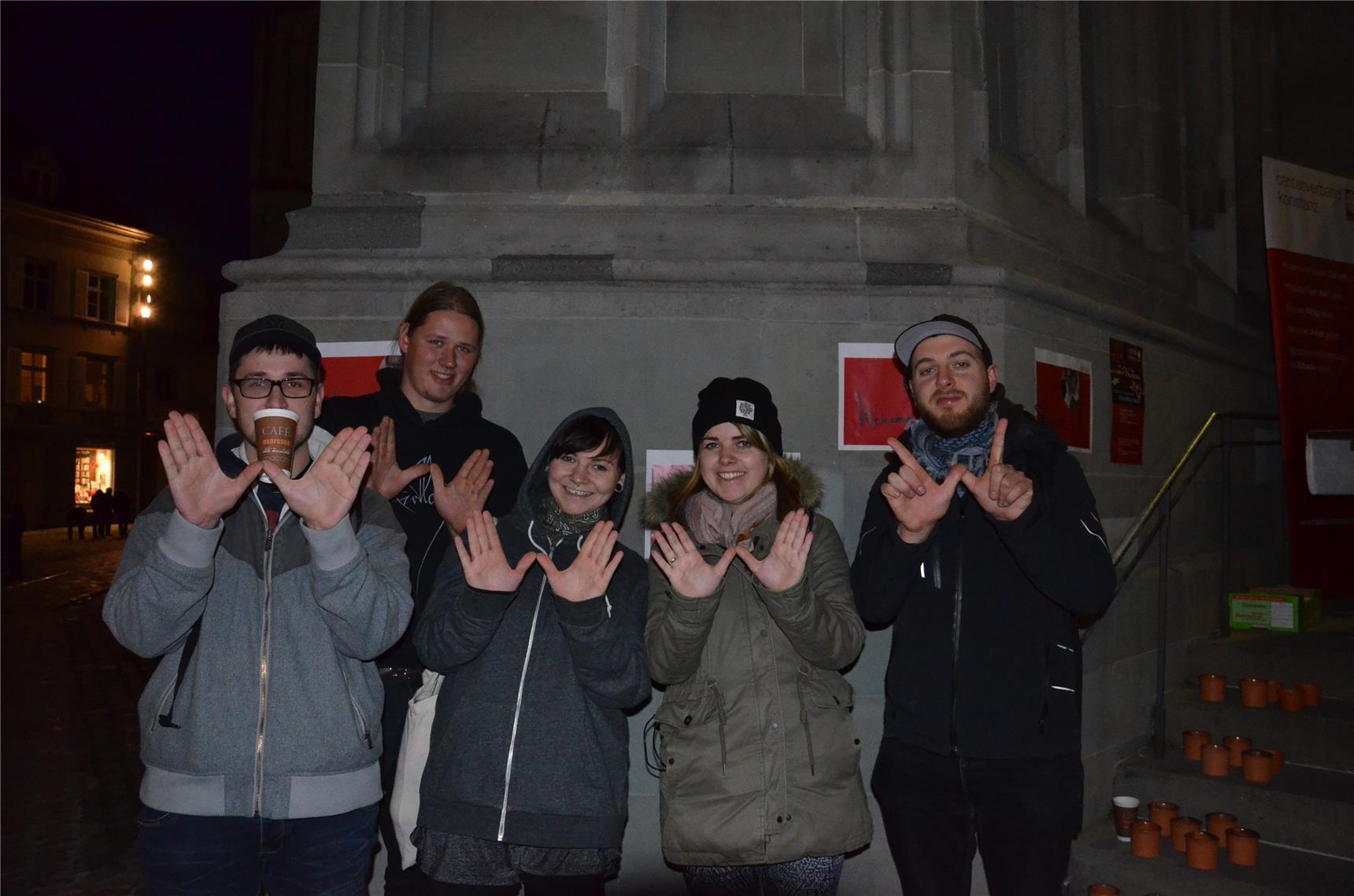 5 junge Menschen mit W-Fingern (Caritas Konstanz)