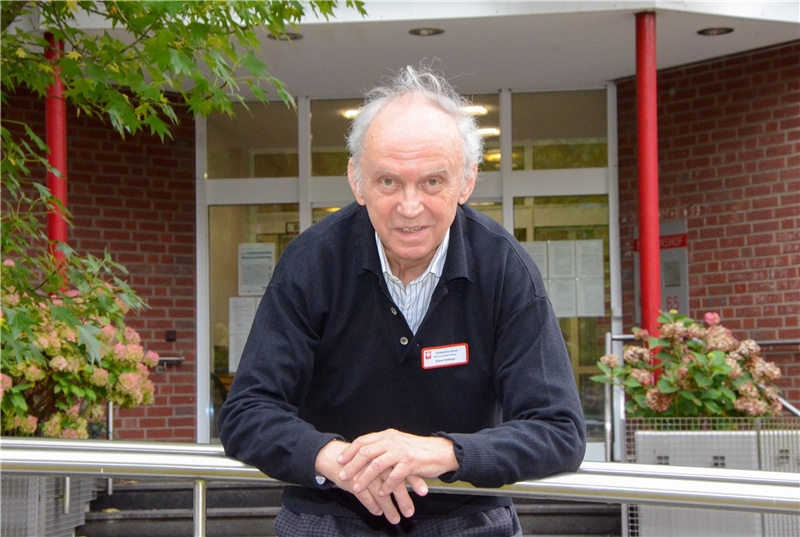 Klaus Hettlage vor dem Caritaszentrum Rheydt