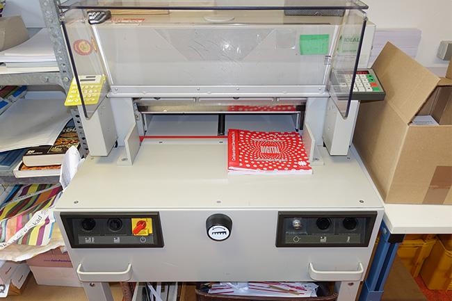Eine professionelle elektrische Papierschneidemaschine (Caritasverband Darmstadt e. V. / Jens Berger)
