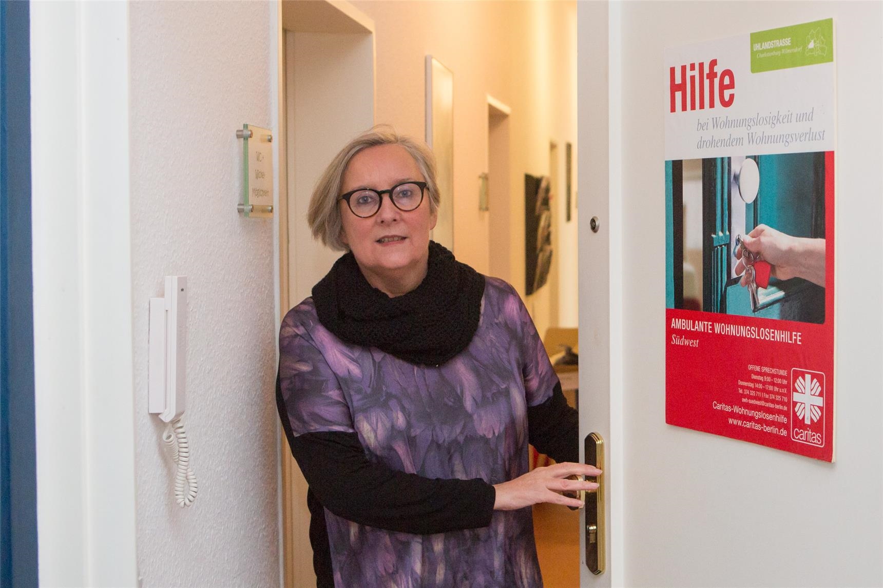 Petra Siegberg öffnet die Tür zur Ambulanten Wohnungslosenhilfe