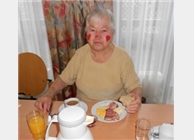 Maskierte Marienheim-Bewohnerin beim Frühstücken.