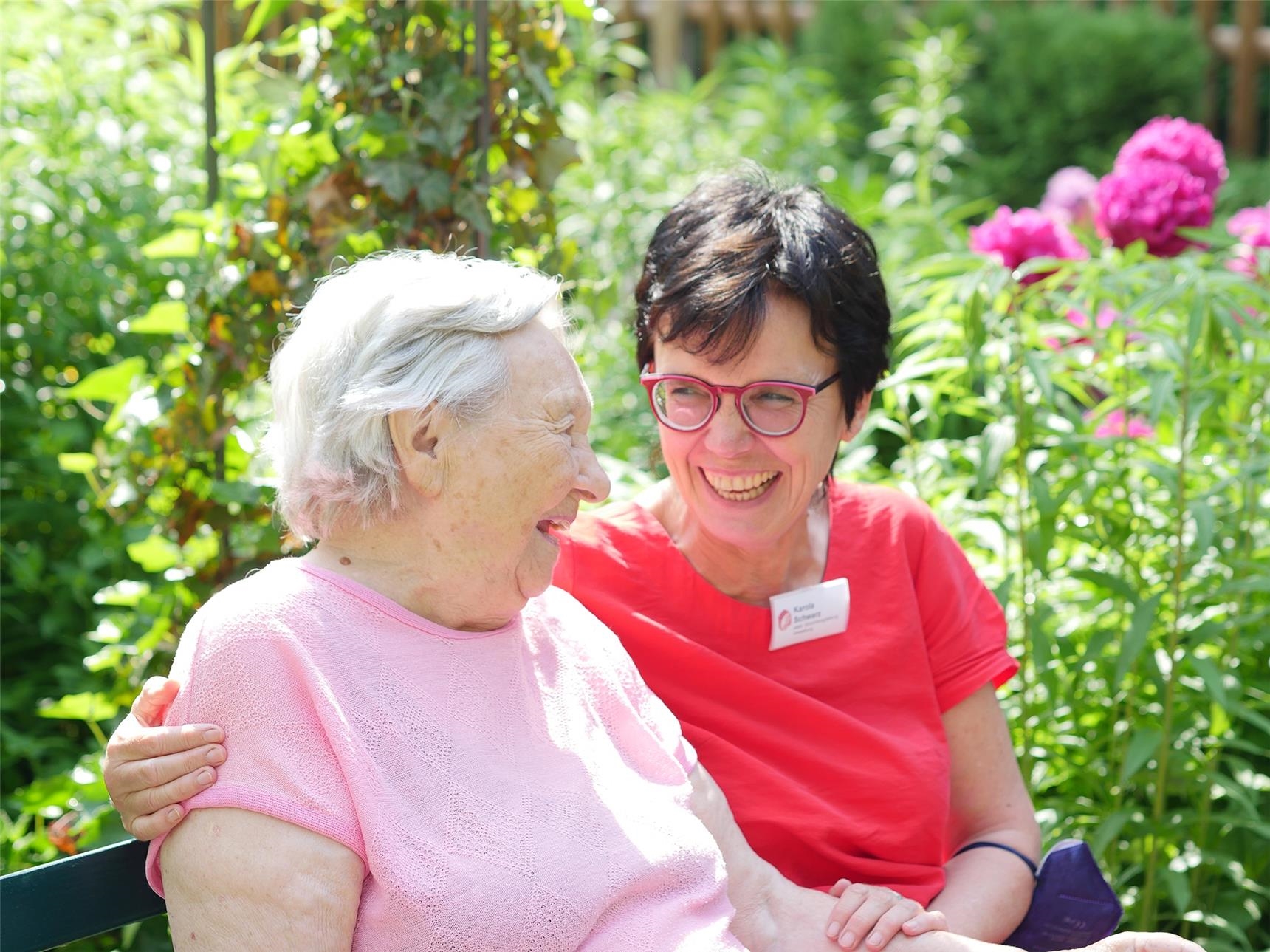 Mitarbeiterin Frau Schwarz und eine Bewohnerin des Altenpflegezentrums im Garten (© APZ St. Elisabeth Weimar)