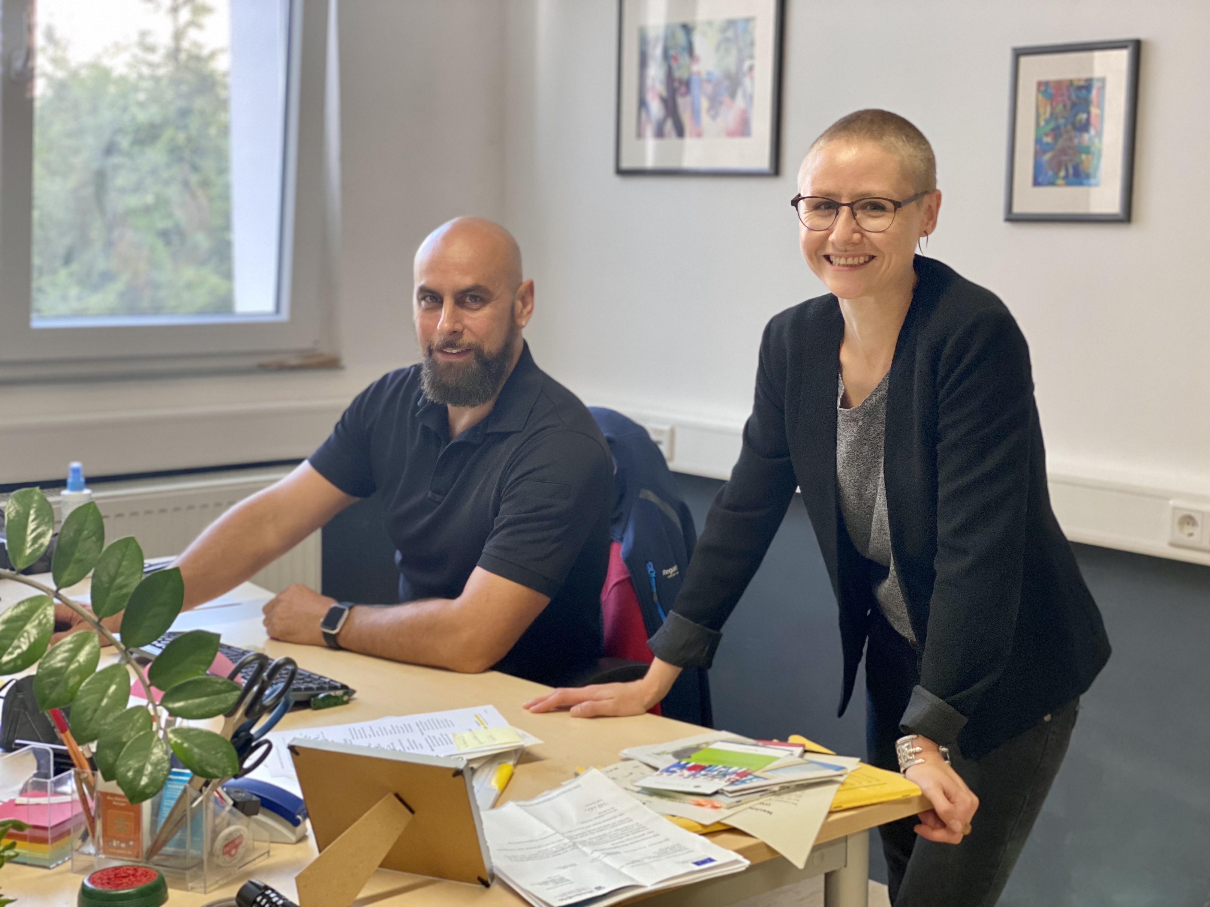 Ulli Roß und Ina Frantzen beraten seit September 2021 zusammen mit KollegInnen  kostenlos und unverbindlich im Innovations- und Qualifizierungszentrum (IQW) des Caritasverbandes Worms e. V.