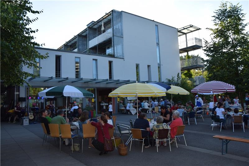 Sommerfest- Kaffe und Kuchen mit vollen Tischen im Tannenhof (Caritas Konstanz)