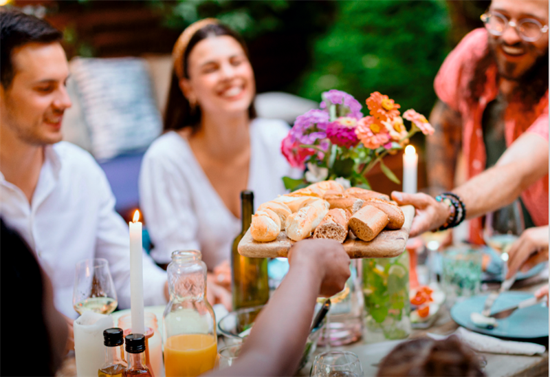 Menschen essen zusammen