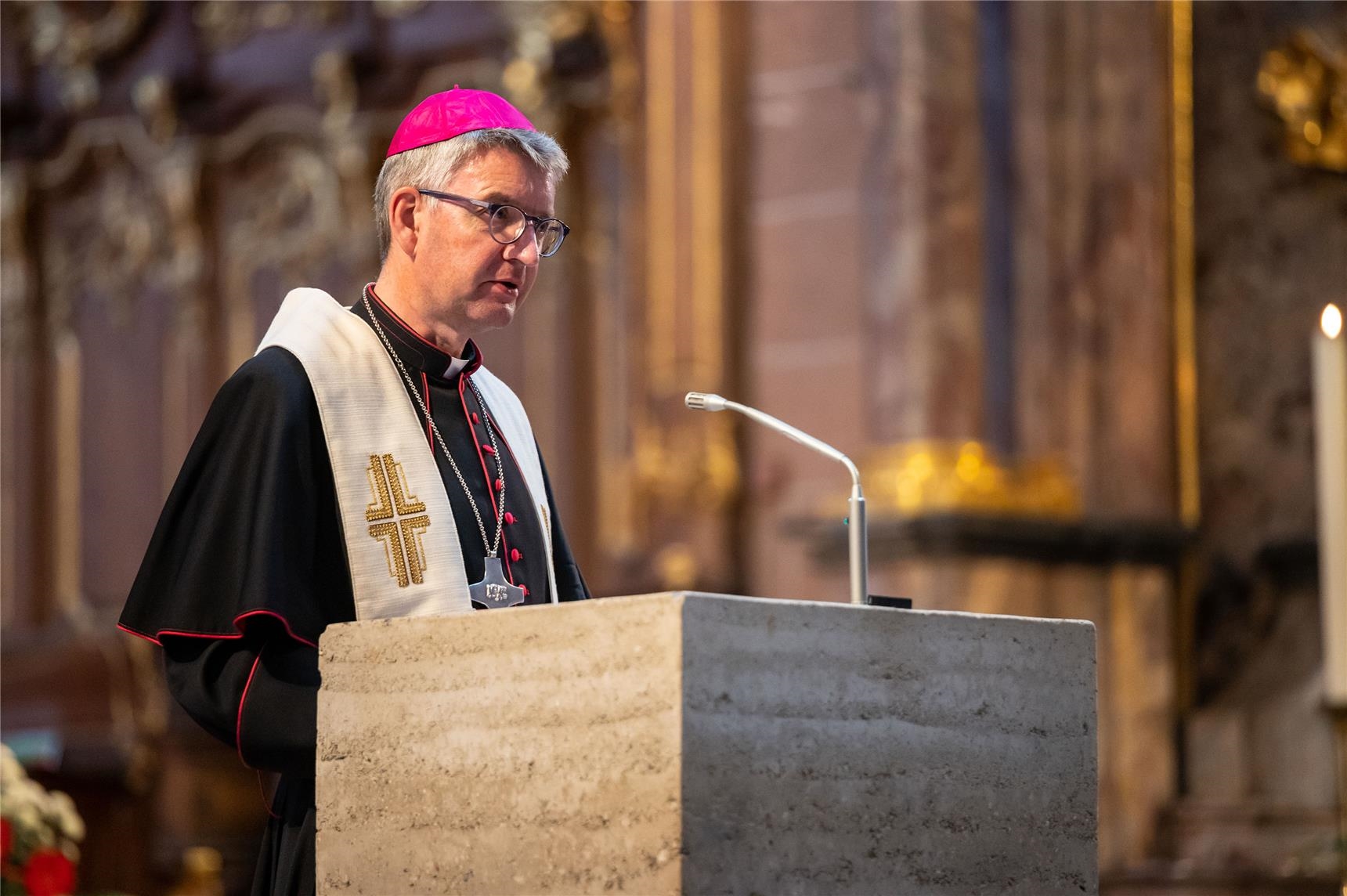 Bischof Dr. Peter Kohlgraf bei seiner Ansprache im Dom (© Caritasverband Worms e. V., Sebastian Fachenbach (Fachenbach Medienagentur)