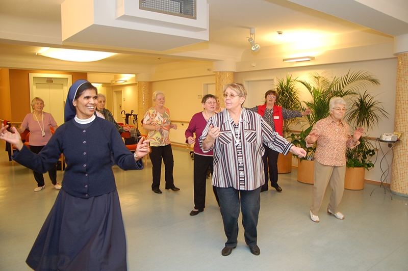 Ordensschwester und Senioren tanzen (Annette Bomba)