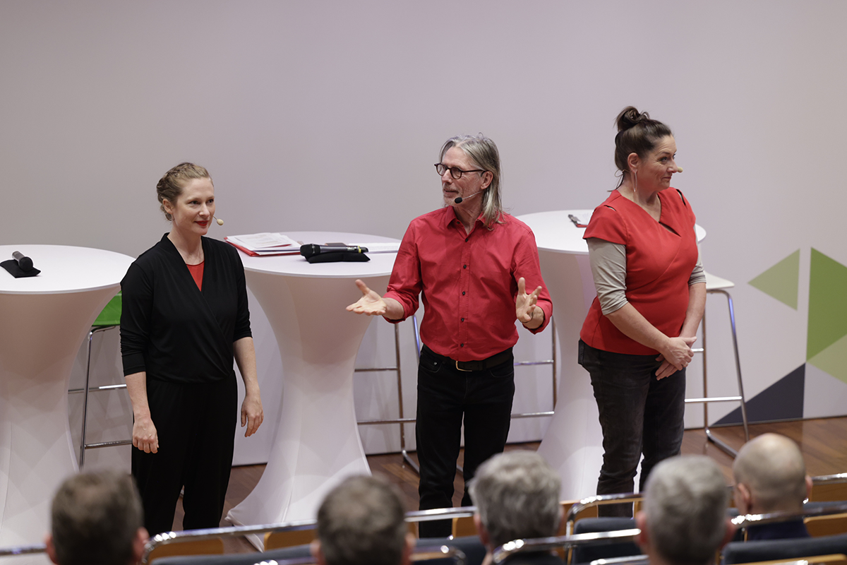 Die Impro-Theatergruppe Emscherblut bei ihrem Auftritt auf der Bühne beim 2. Kath. Krankenhaustag am 21.11.2023 in Essen (Foto: Achim Pohl)