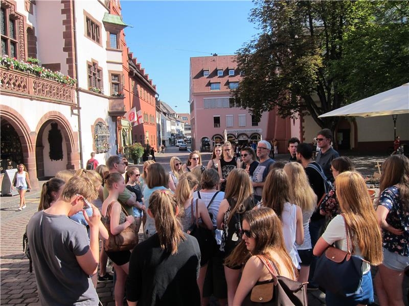 Eine Gruppe von Jugendlichen auf dem Rathausplatz in Freiburg. (youngcaritas Deutschland)