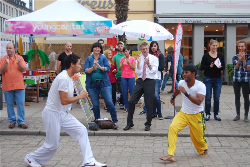 Capoeiravorstellung von Fabio und Renato in der Innenstadt. (Caritas Speyer)