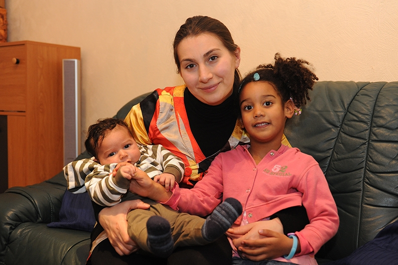 Frau mit Migrationshintergrund mit ihren zwei Kindern