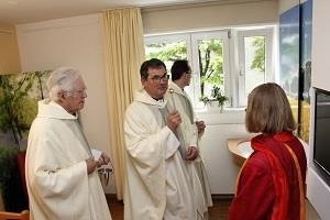 Diözesan-Caritasdirektor Domkapitular Dr. Andreas Magg (Mitte) spendete dem neuen Palliative-Raum den Segen.  (Bernhard Gattner)
