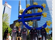 Langzeitarbeitslose platzierten die Pappaufsteller der Aktion "Stell mich an, nicht ab!" auch vor der Europäischen Zentralbank in Frankfurt am Main.