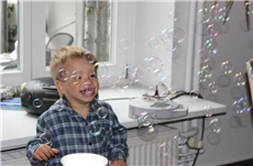 Kinder freut sich über Seifenblasen  / Foto: Annika Beil