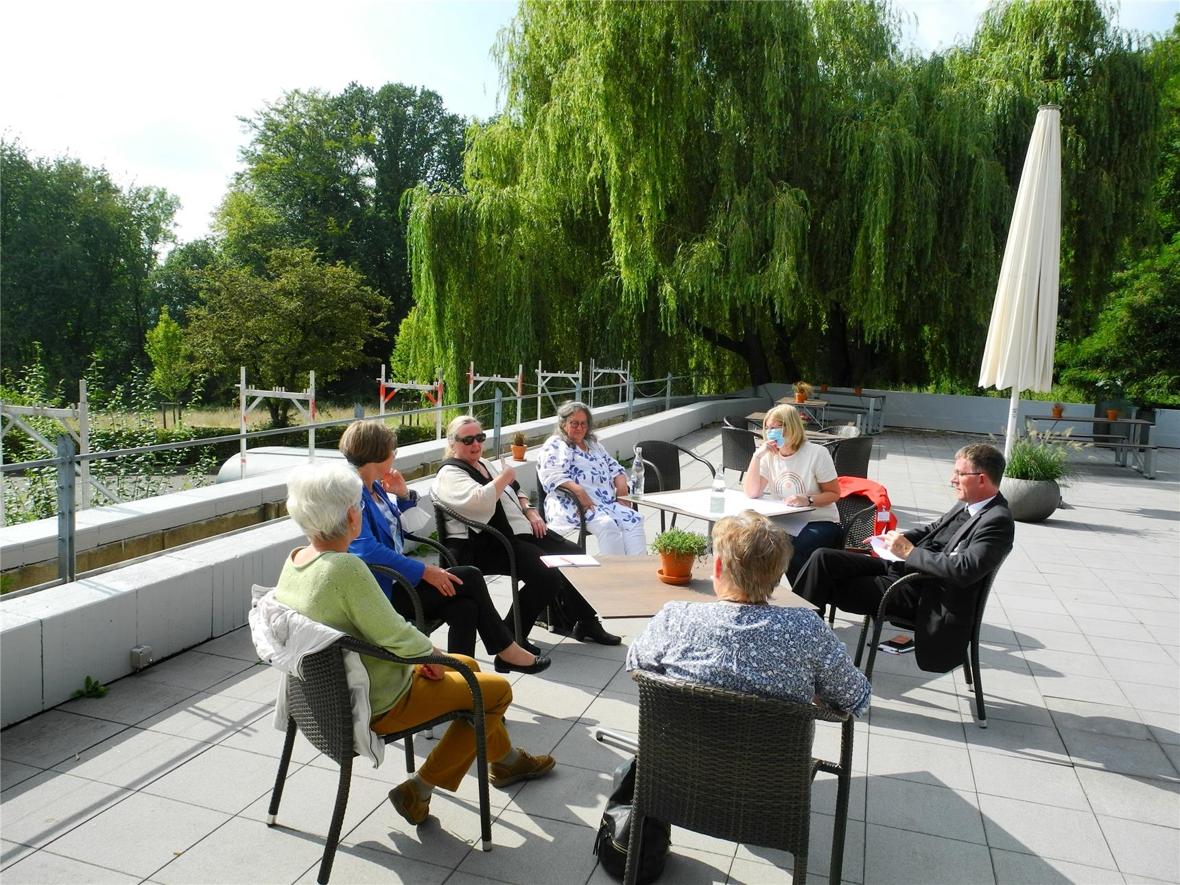 eine Gruppe sitz draußen  (CKD Paderborn)
