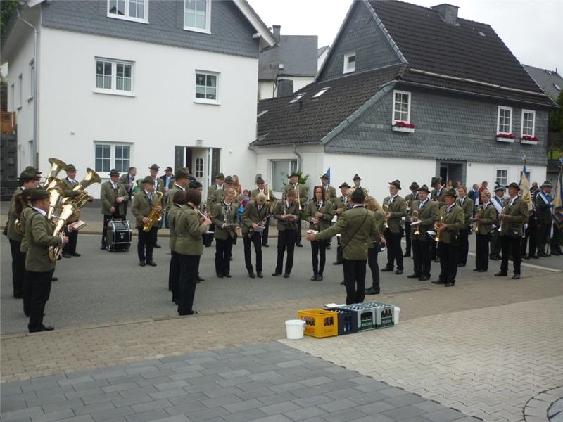 Schützen und Musiker bringen den Bewohnern vom St. Engelbert ein Ständchen zum Schützenfest 