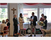Elke Schiffler wird von Caritas-Vorstand Thomas Keitzl  für 25 Jahre ehrenamtliches Engagement im Caritashaus St. Vincenz geehrt.