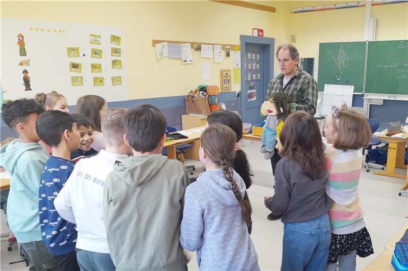 Kinder der Hofheimer Pestalozzi Schule üben gemeinsam mit Jens Mollenhauer den Umgang mit Gewalt.