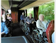Vorfreude auf den Ausflug. Zunächst wurden alle Rollstühle fest im Bus verankert.