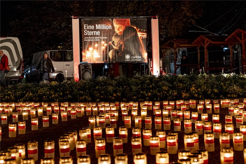 Kerzenlichter auf dem Schlossplatz im Rahmen der Spendenaktion 1 Million Sterne.