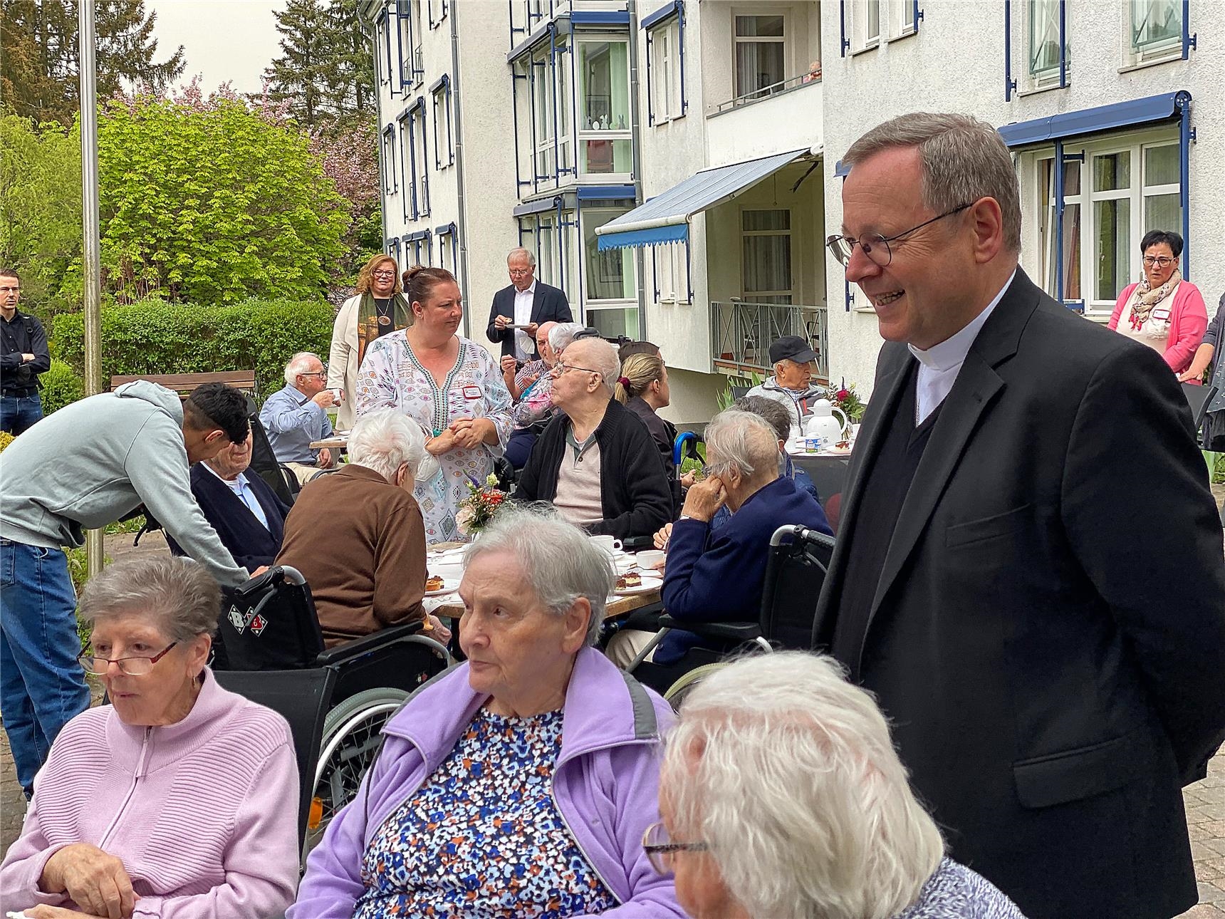 Der Bischof im Gespräch mit Bewohnerinnen und Bewohnern. (Caritasverband Westerwald-Rhein-Lahn e.V. / Claudia Hülshörster)